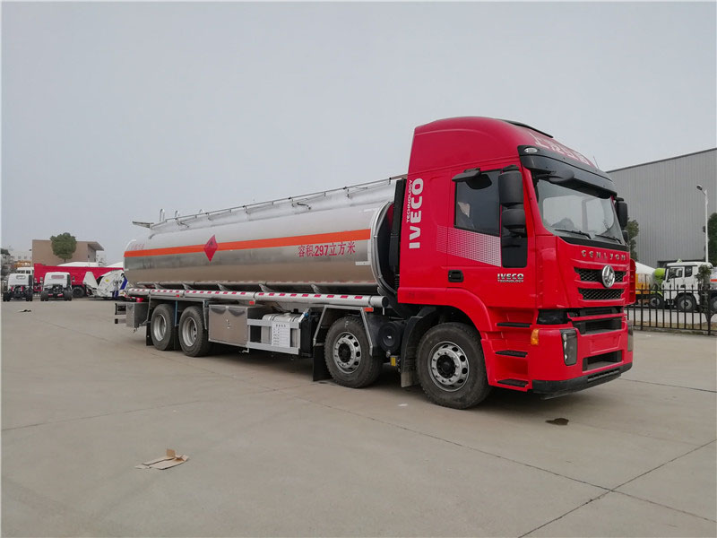 上汽紅巖29.7方前四后八鋁合金運油車，20噸運油車